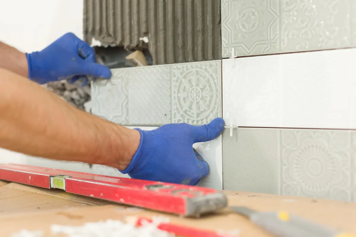 Riesgos laborales comunes en la colocación de solados y alicatados - Curso Construcción