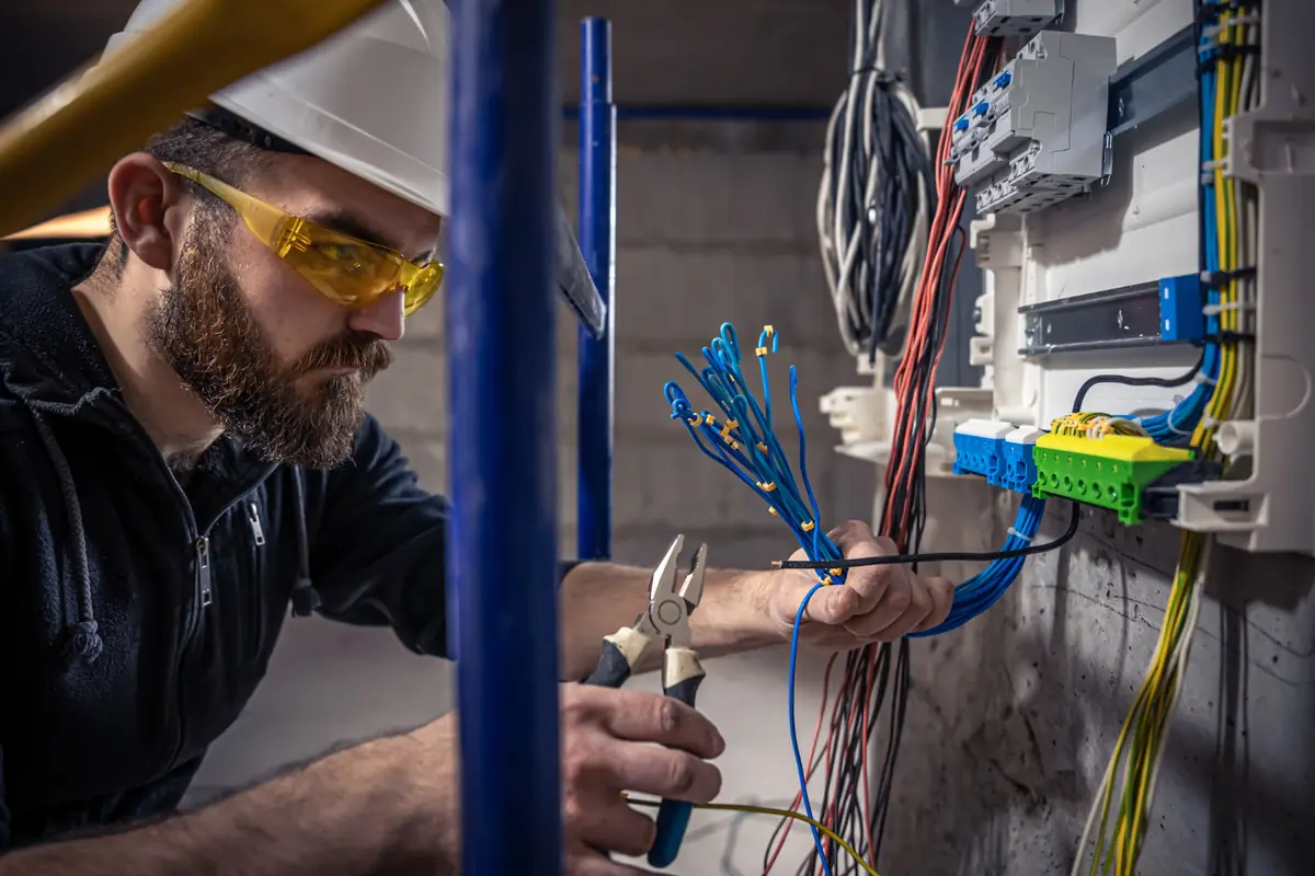 ¿Quieres conocer los riesgos laborales de los electricistas?